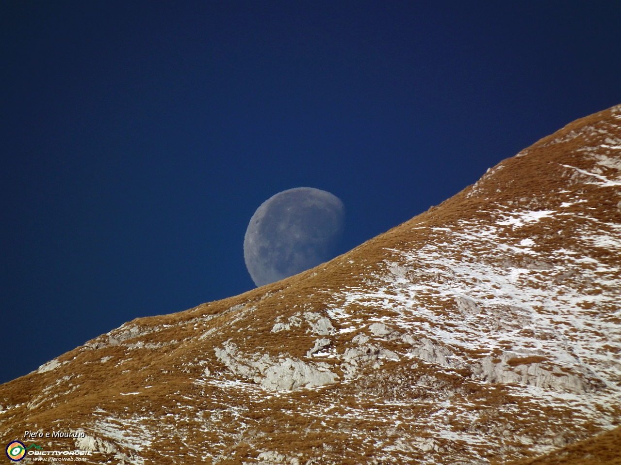 30 Intanto la luna si nasconde dietro le creste del Grignone.JPG